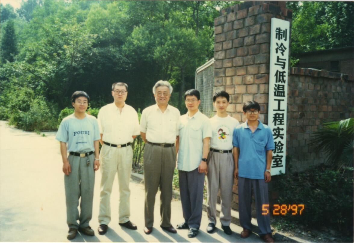 1997年陈纯正教授与研究生 .jpg