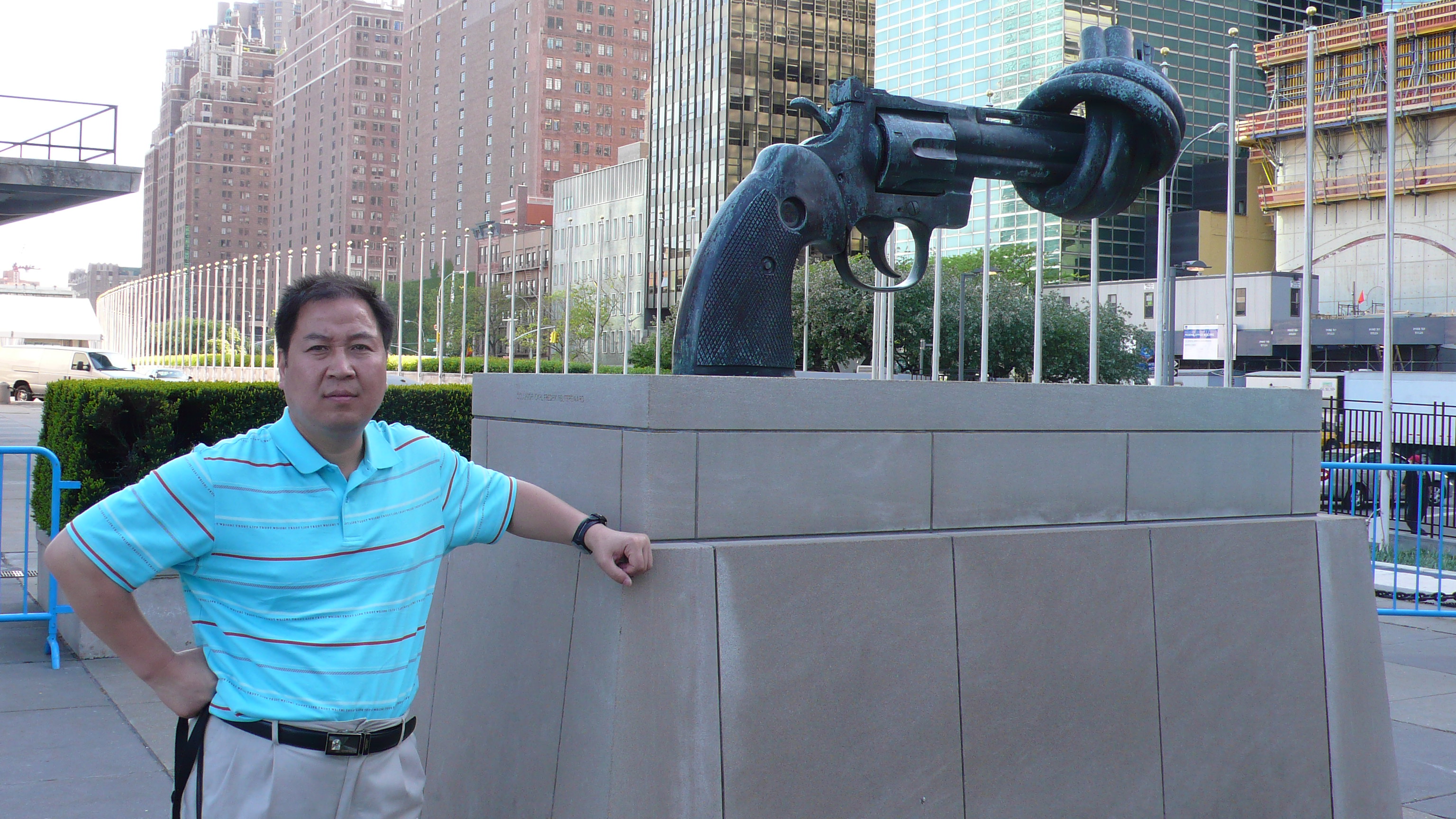 200705赴美国访问在联合国大厦前留影