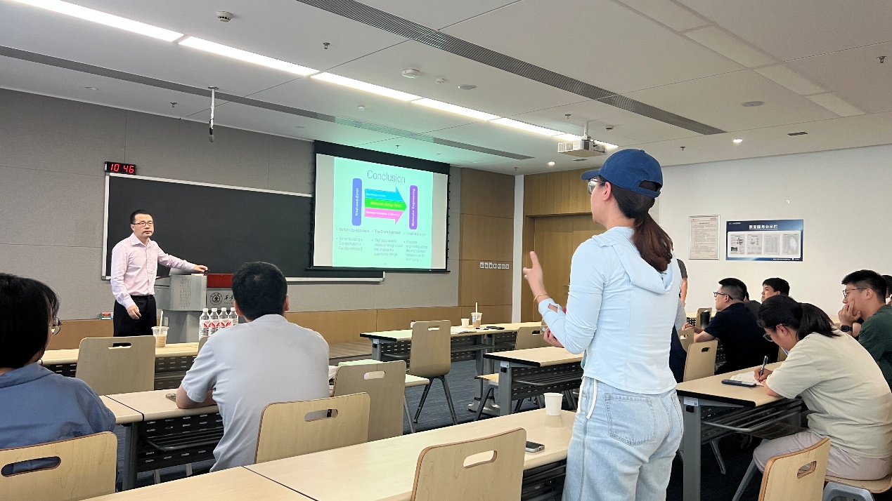 图片包含 室内, 天花板, 人, 男人

AI 生成的内容可能不正确。