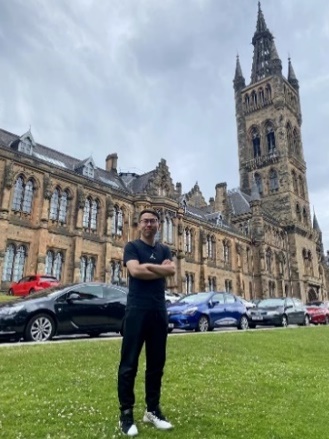 建筑前的草地上站着人

中度可信度描述已自动生成