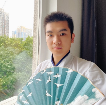 说明: 穿着蓝色衬衫的男孩低可信度描述已自动生成