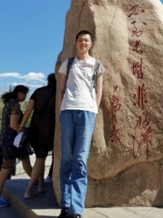 一群人站在石头上

描述已自动生成