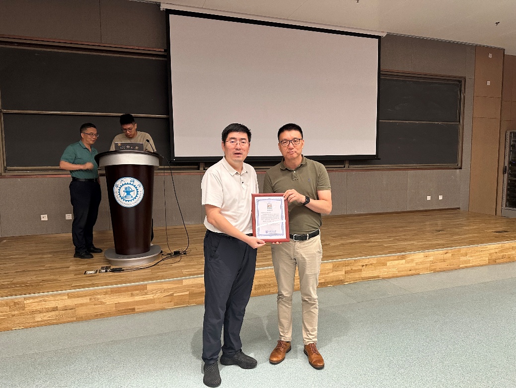 男人们站在一起

AI 生成的内容可能不正确。