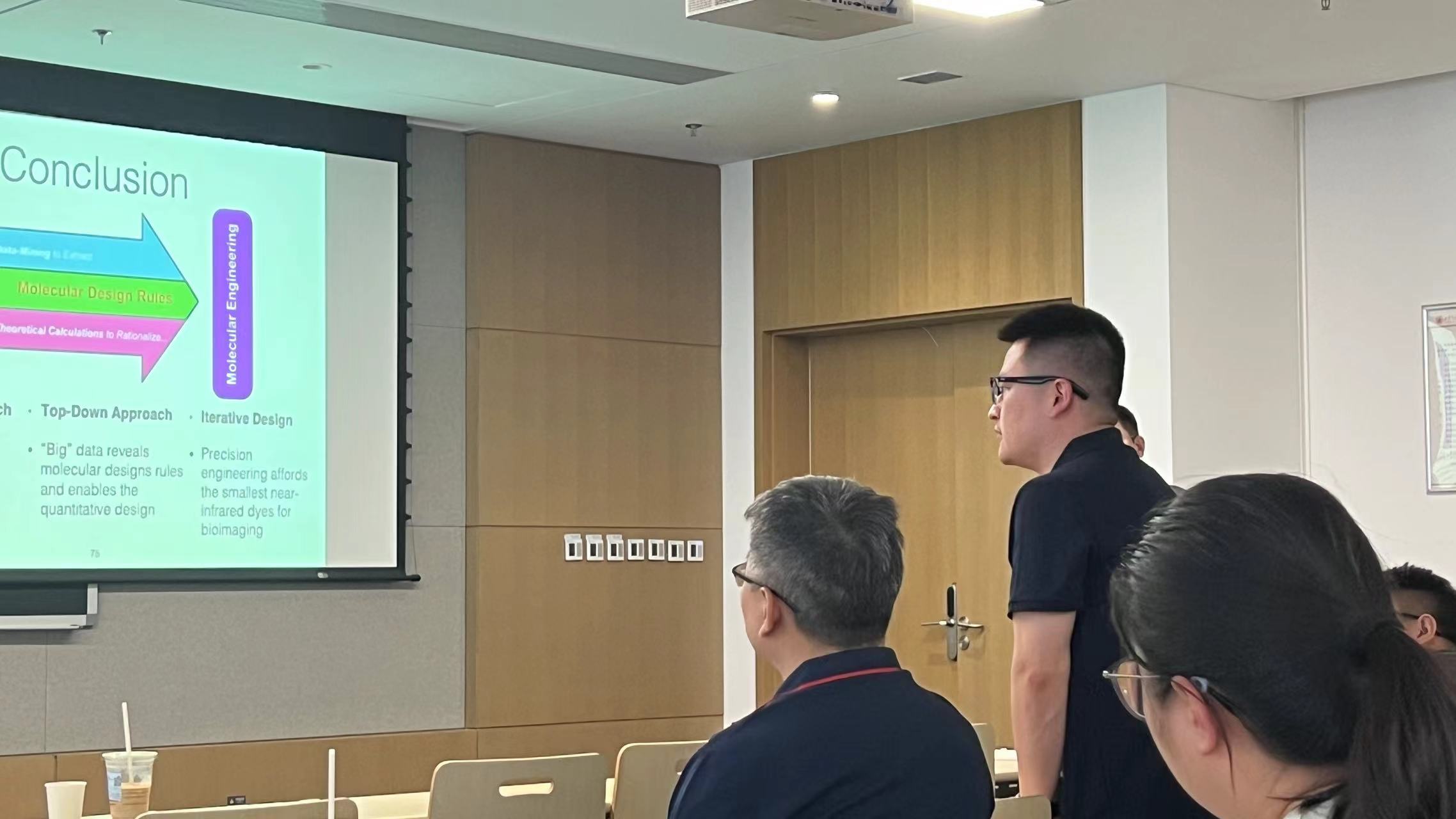 会议室里的人们

AI 生成的内容可能不正确。