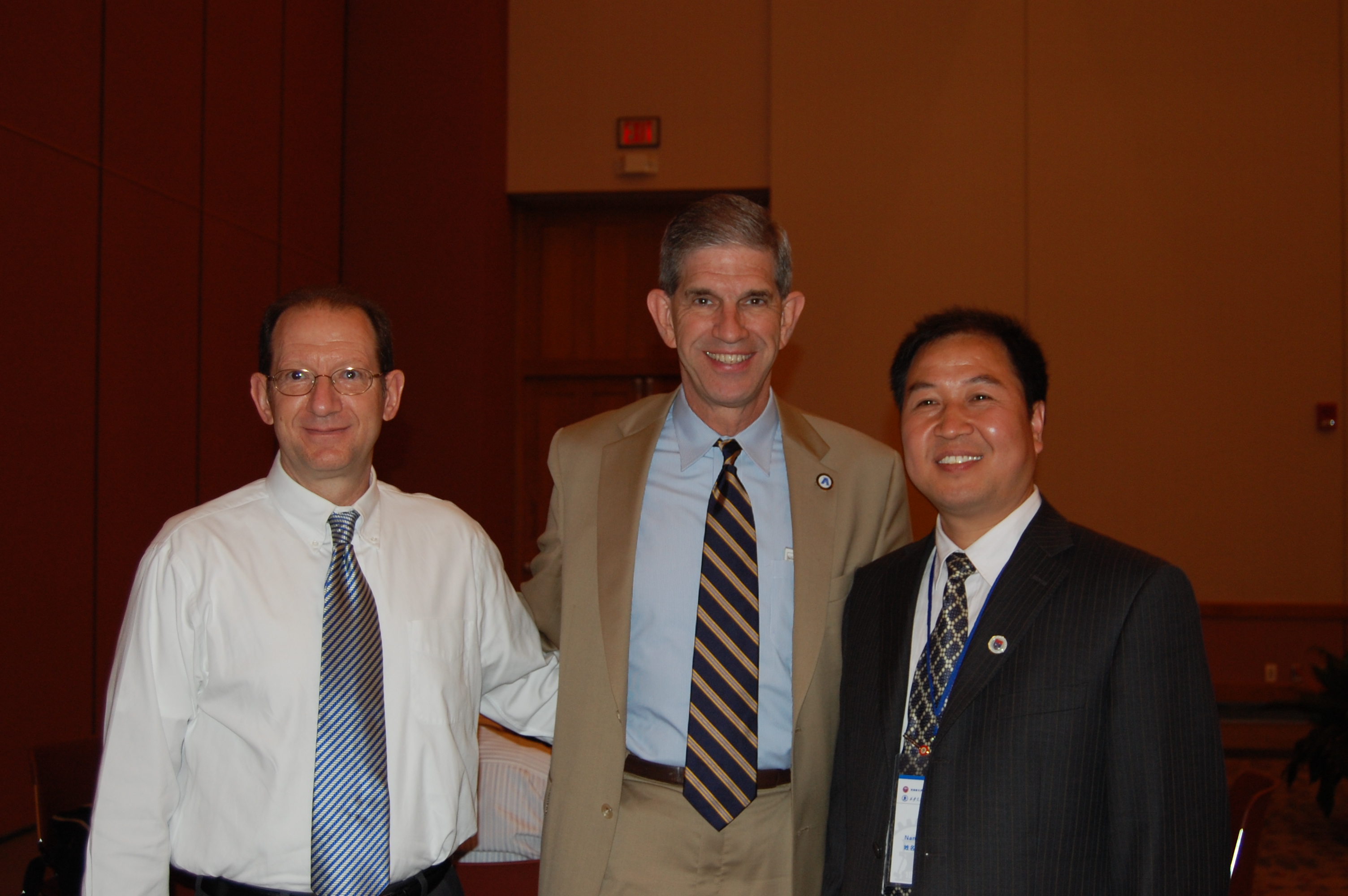 200705赴美国UTA大学访问与阿灵顿大学校长（中）及商学院院长在一起