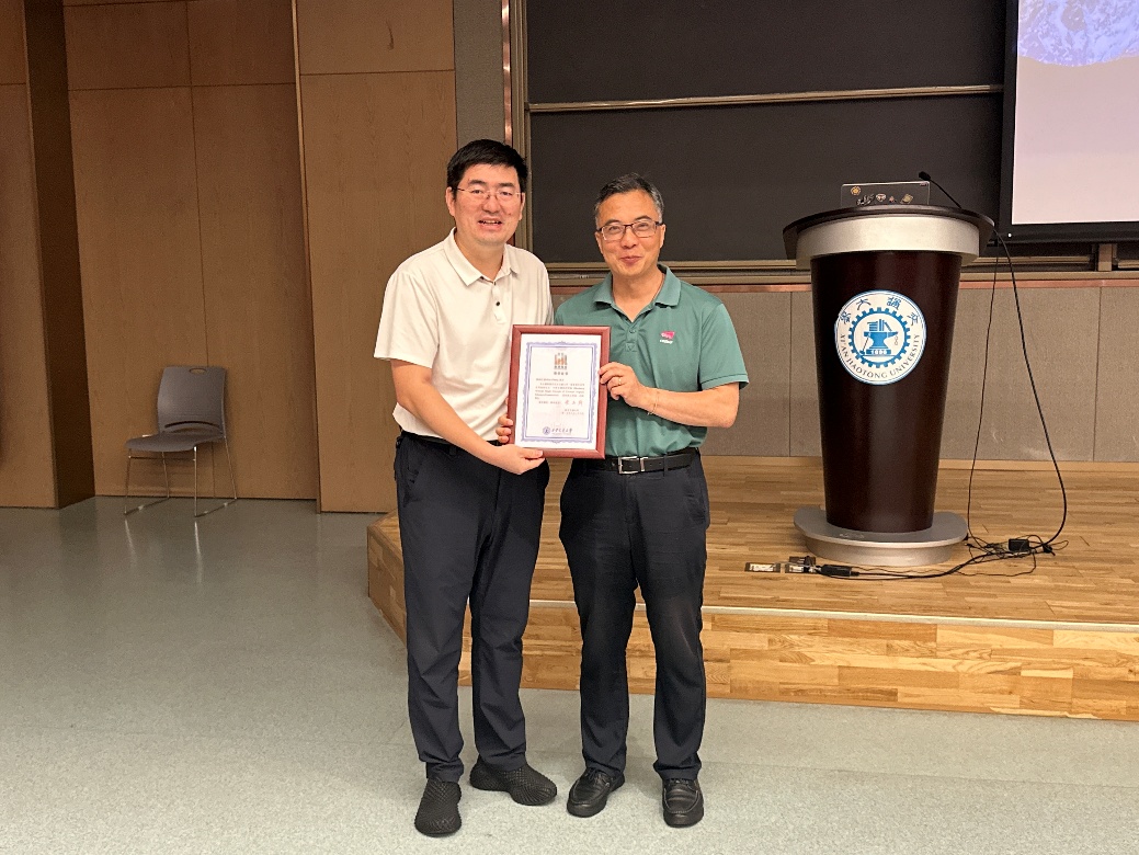 图片包含 人, 室内, 站, 男人

AI 生成的内容可能不正确。