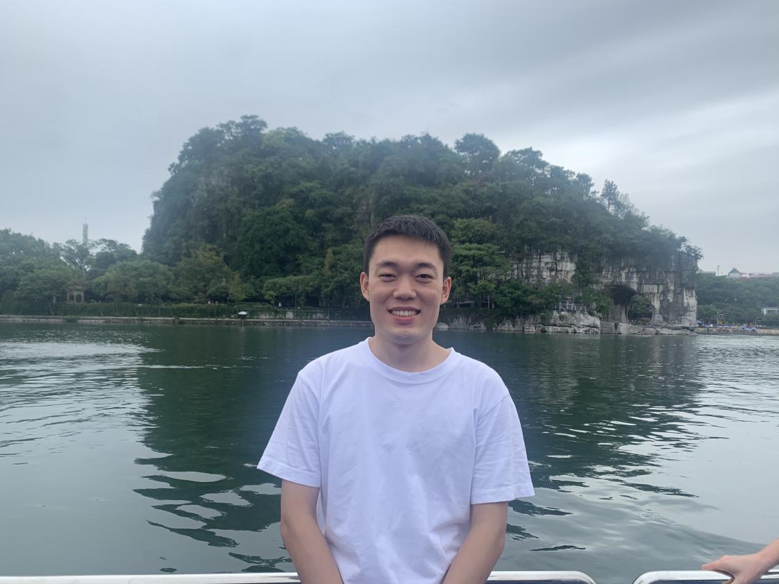 说明: 男人站在湖边描述已自动生成